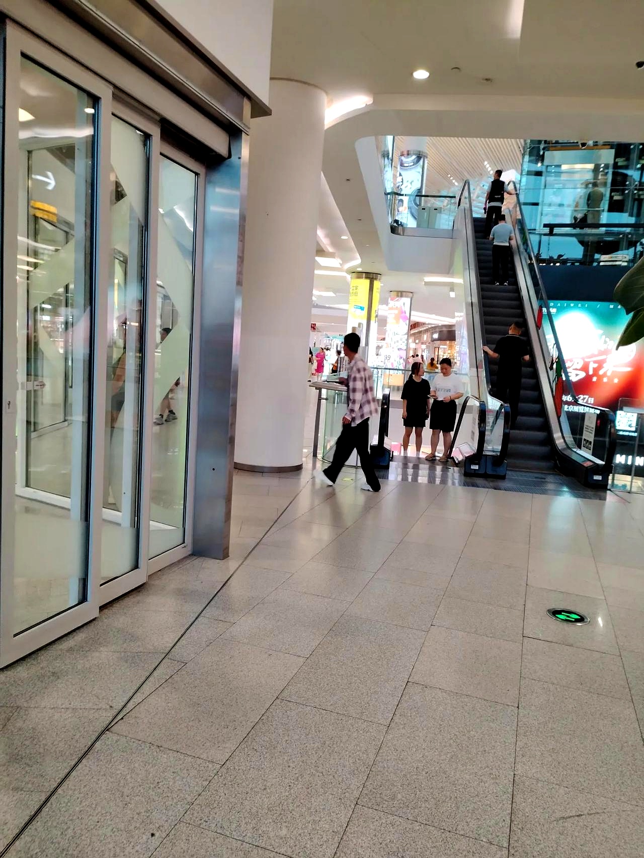 Kaiyun体育正规网站关于赛地聚焦：CBA常规赛今夜热度飙升，埃因霍温止住颓势，质疑声仍在，更衣室氛围转暖的信息